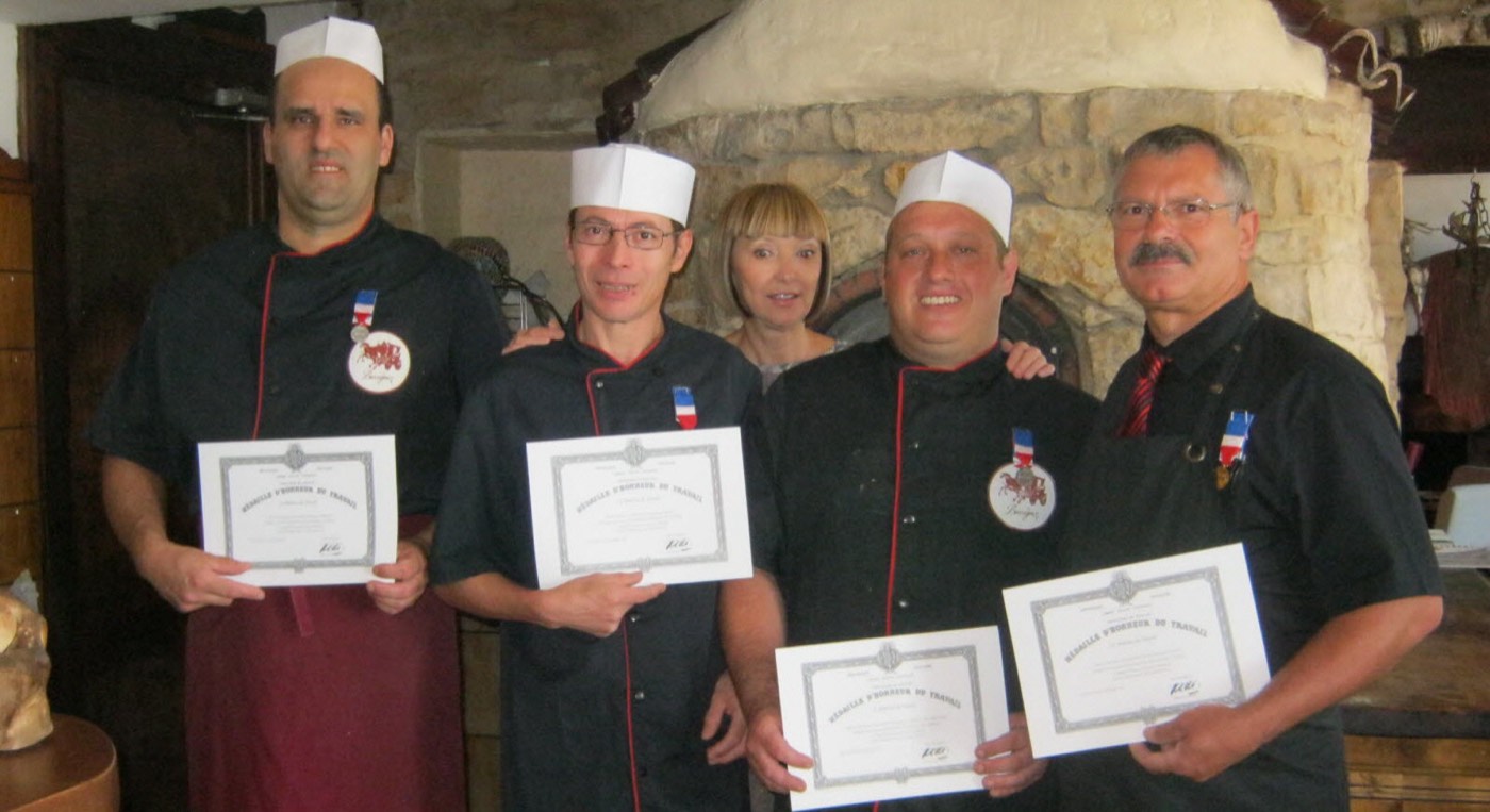 L'équipe du Bonséjour et Marie Moulet, médailles du travail 2018, devant le four à pizza en pierre