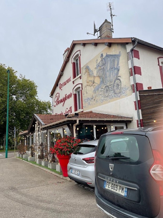 Façade du restaurant Bonséjour, avenue de Metz à Verdun, avec sa fresque à la calèche