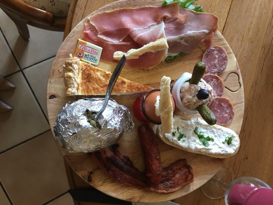 Planche de charcuteries lorraines servie au Bonséjour