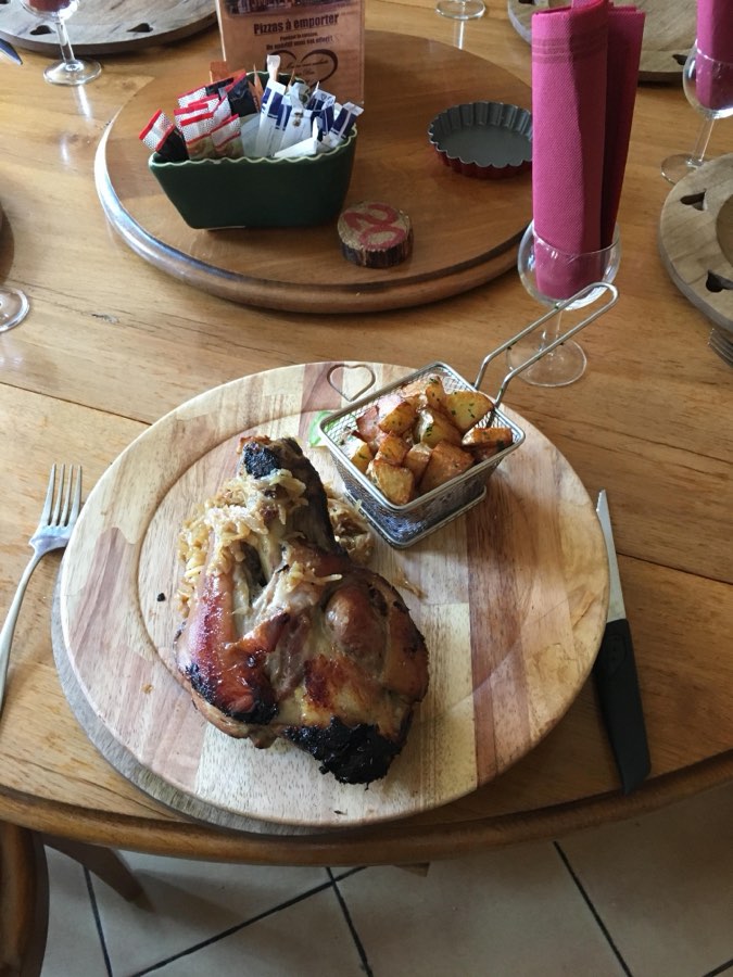 Volaille rôtie au four à bois et pommes sautées